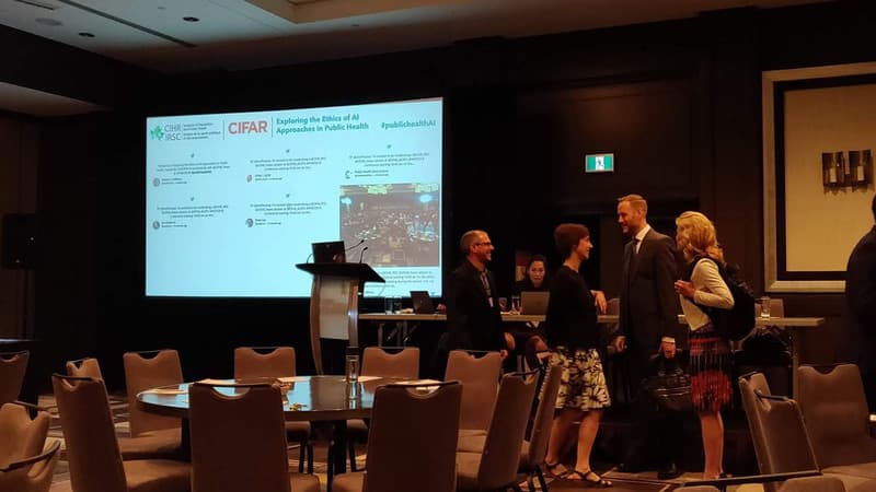 Pantalla digital en una conferencia mostrando actualizaciones de redes sociales en vivo