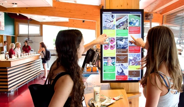 Social walls in retail stores: Zotter