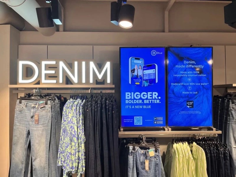 Display Review on Digital Signage
